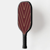 Gele chevron strepen op maroon pickleball paddle (Links)