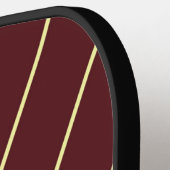 Gele chevron strepen op maroon pickleball paddle (Links Detail)