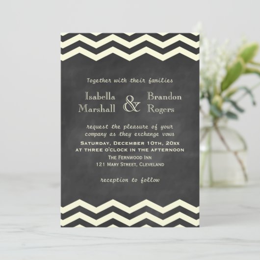 Gele Chevrons op Chalkboard Wedding Invitation Kaart (Staand voorkant)