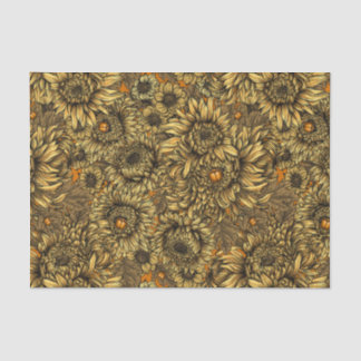 Gele chrysanthemumbloemen en oranje kevers tissuepapier