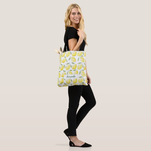 Gele citroenen aangepaste naam tote bag (Op model)