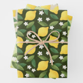 Gele citroenen, groene bladeren en witte bloemen w inpakpapier vel (In situ)