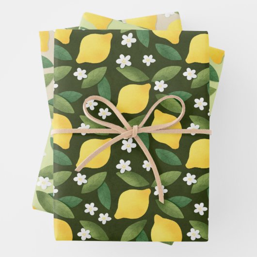 Gele citroenen, groene bladeren en witte bloemen w inpakpapier vel (In situ)