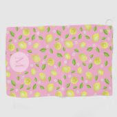Gele citroenen op roze aangepaste initiële dames golfhanddoek (Horizontaal)
