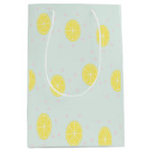 Gele citroenmoten op blauw medium cadeauzakje (Voorkant)