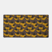 Gele condensors op donkerbruin bureaumat (Voorkant)