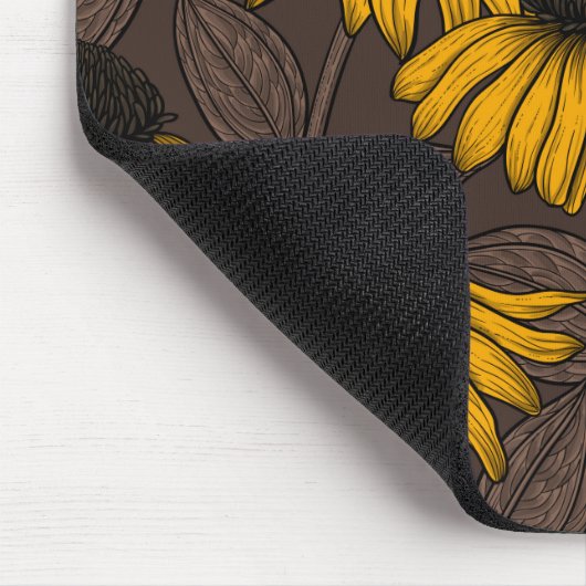 Gele condensors op donkerbruin muismat (Hoek)