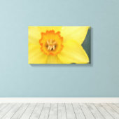 Gele Daffodil Canvas Print (Insitu (Houten vloer))