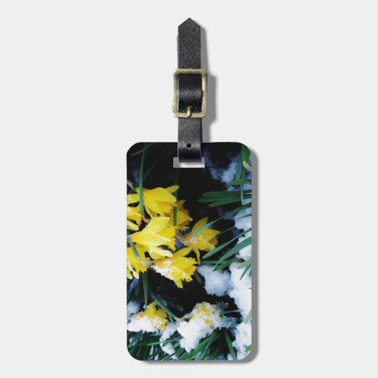 Gele Daffodils bloemen in de sneeuw Bagagelabel (Voorkant verticaal)