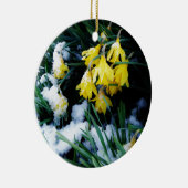 Gele Daffodils bloemen in de sneeuw Keramisch Ornament (Rechts)