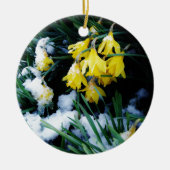 Gele Daffodils bloemen in de sneeuw Keramisch Ornament (Voorkant)