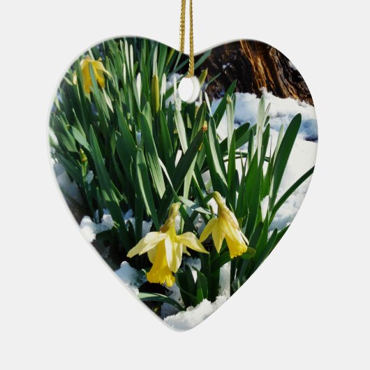 Gele Daffodils bloemen in de sneeuw Keramisch Ornament (Rechts)