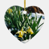 Gele Daffodils bloemen in de sneeuw Keramisch Ornament (Voorkant)