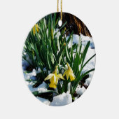 Gele Daffodils bloemen in de sneeuw Keramisch Ornament (Rechts)