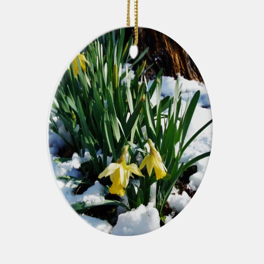 Gele Daffodils bloemen in de sneeuw Keramisch Ornament (Rechts)