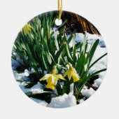 Gele Daffodils bloemen in de sneeuw Keramisch Ornament (Voorkant)