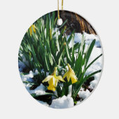 Gele Daffodils bloemen in de sneeuw Keramisch Ornament (Links)