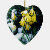 Gele Daffodils bloemen in de sneeuw Keramisch Ornament (Rechts)