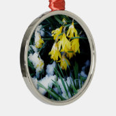 Gele Daffodils bloemen in de sneeuw Metalen Ornament (Rechts)
