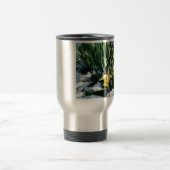 Gele Daffodils bloemen in de sneeuw Reisbeker (Center)