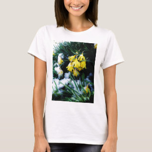 Gele Daffodils bloemen in de sneeuw T-shirt
