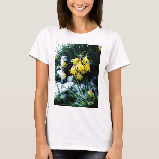 Gele Daffodils bloemen in de sneeuw T-shirt (Voorkant)