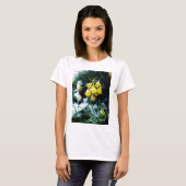 Gele Daffodils bloemen in de sneeuw T-shirt (Voorkant volledig)