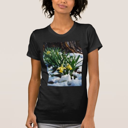 Gele Daffodils bloemen in de sneeuw T-shirt (Voorkant)