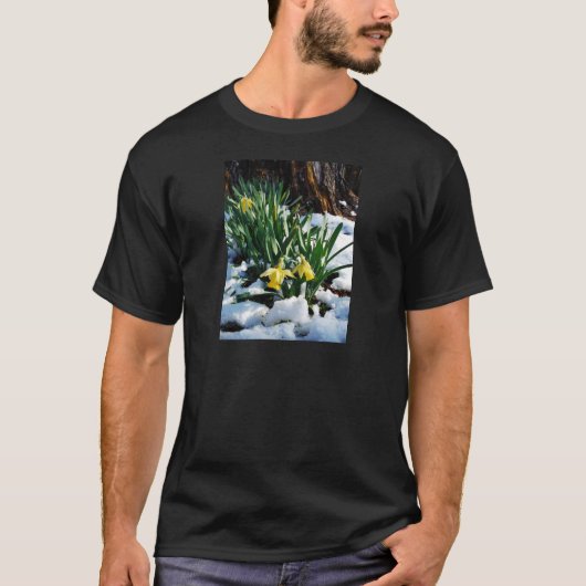 Gele Daffodils bloemen in de sneeuw T-shirt (Voorkant)