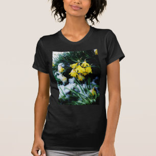 Gele Daffodils bloemen in de sneeuw T-shirt