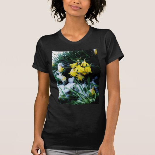 Gele Daffodils bloemen in de sneeuw T-shirt (Voorkant)