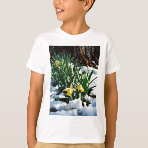 Gele Daffodils bloemen in de sneeuw T-shirt