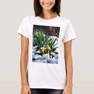 Gele Daffodils bloemen in de sneeuw T-shirt