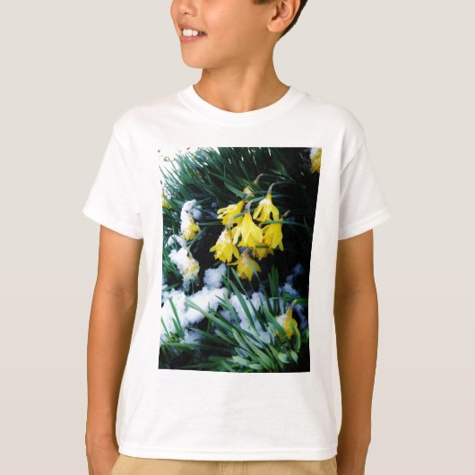Gele Daffodils bloemen in de sneeuw T-shirt (Voorkant)