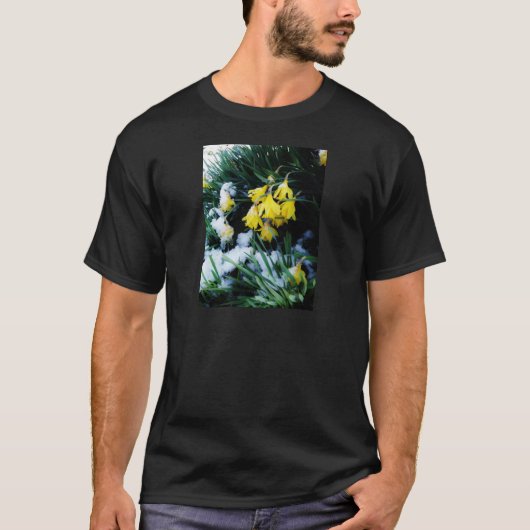 Gele Daffodils bloemen in de sneeuw T-shirt (Voorkant)