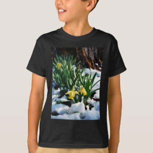 Gele Daffodils bloemen in de sneeuw T-shirt