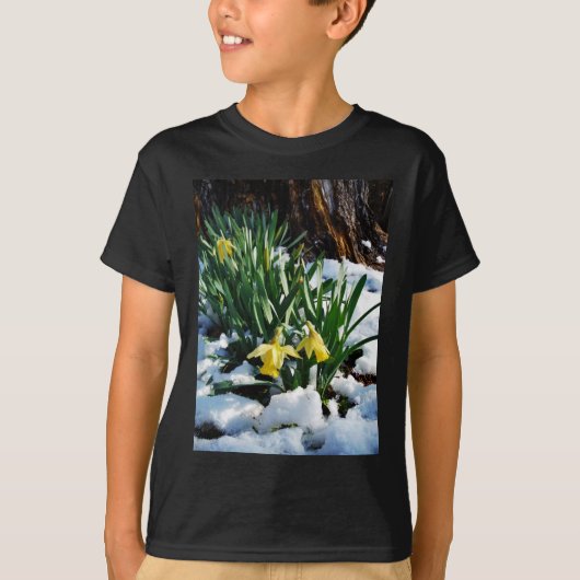 Gele Daffodils bloemen in de sneeuw T-shirt (Voorkant)