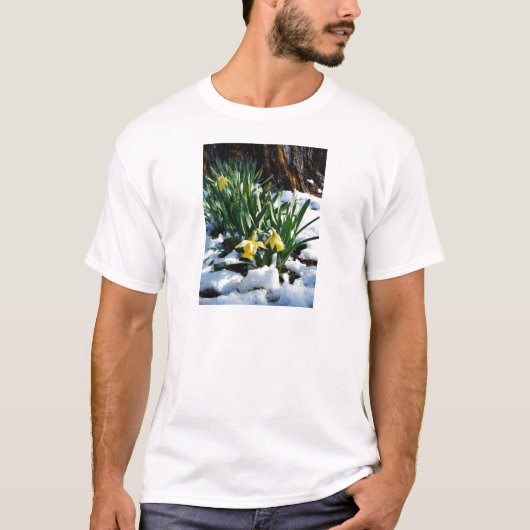 Gele Daffodils bloemen in de sneeuw T-shirt (Voorkant)