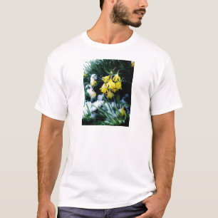 Gele Daffodils bloemen in de sneeuw T-shirt