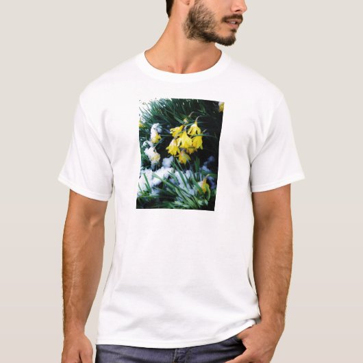 Gele Daffodils bloemen in de sneeuw T-shirt (Voorkant)