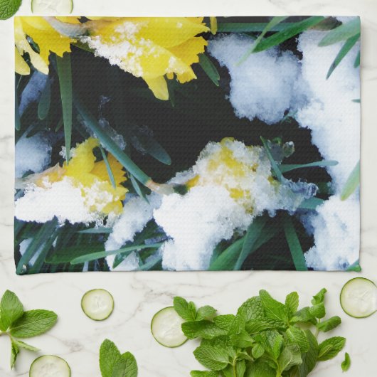 Gele Daffodils bloemen in de sneeuw Theedoek (Gevouwen)