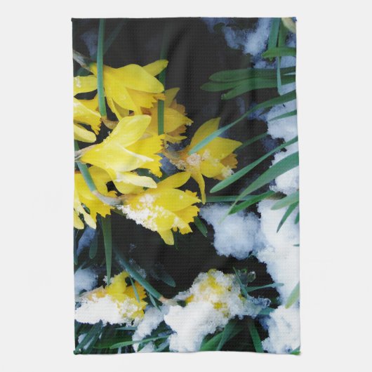 Gele Daffodils bloemen in de sneeuw Theedoek (Verticaal)