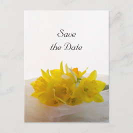 Gele Daffodils op het witte huwelijk sparen de Dat Aankondigingskaart
