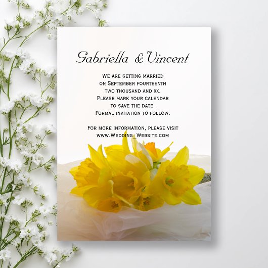 Gele Daffodils op het witte huwelijk sparen de Dat Kaart
