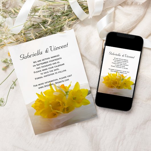 Gele Daffodils op het witte huwelijk sparen de Dat Kaart