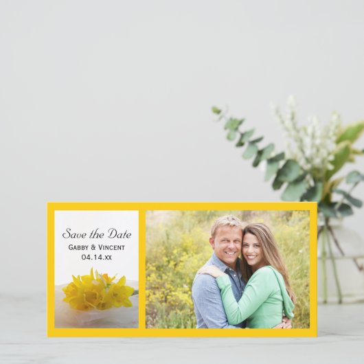 Gele Daffodils op het witte huwelijk sparen de Dat Save The Date (Staand voorkant)