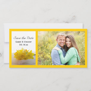 Gele Daffodils op het witte huwelijk sparen de Dat Save The Date