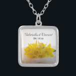 Gele Daffodils op White Spring Wedding Zilver Vergulden Ketting<br><div class="desc">De elegante Gele Daffodils op White Spring Wedding Pendant Ketting maakt een uniek gepersonaliseerd keepjescadeau voor de bruid om bruidsmeisje te zijn. Dit botanische bruiloft ketting is voorzien van een bloemen foto van een boeket van gele bloesems met bloesems met een witte bruine veil in een zilveren plein met sterling....</div>