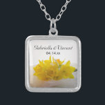 Gele Daffodils op White Spring Wedding Zilver Vergulden Ketting<br><div class="desc">De elegante Gele Daffodils op White Spring Wedding Pendant Ketting maakt een uniek gepersonaliseerd keepjescadeau voor de bruid om bruidsmeisje te zijn. Dit botanische bruiloft ketting is voorzien van een bloemen foto van een boeket van gele bloesems met bloesems met een witte bruine veil in een zilveren plein met sterling....</div>