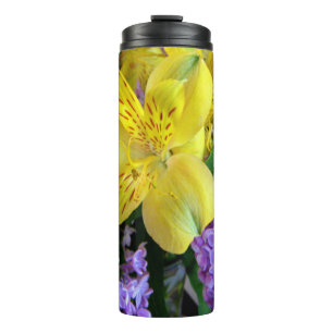 Gele daglelies & paarse seringenbloemen thermosbeker
